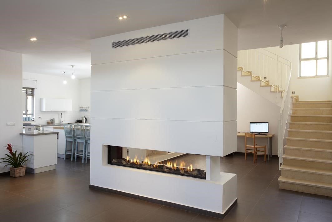 Open haard ideeën voor schouw of houtkachel Het interieur van jouw woning moet voor een prettig thuisgevoel zorgen. Een ruimte waar je volledig tot rust komt en jezelf kunt zijn. Om dit thuisgevoel op te wekken, maak je gebruik van sfeervolle meubels en woonaccessoires of een open haard. Maar in veel woonkamers worden de hoeken van de kamer nog onbenut. Dit is toch eigenlijk zonde van de ruimte?